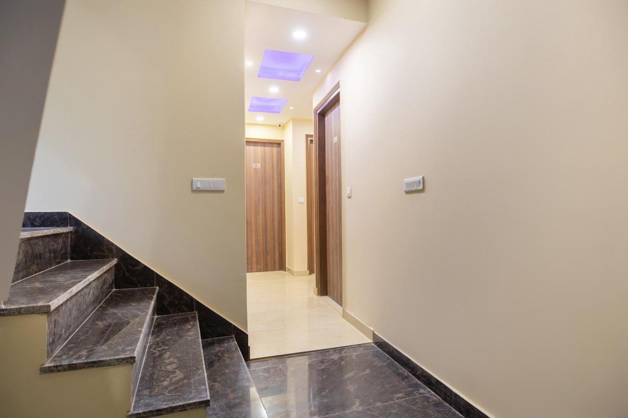 Super Oyo Hotel O Red Stone Inn Ню Делхи Екстериор снимка