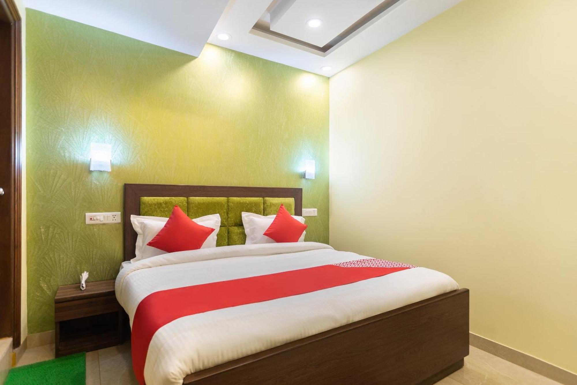 Super Oyo Hotel O Red Stone Inn Ню Делхи Екстериор снимка
